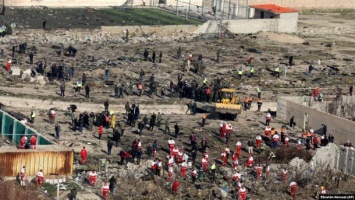 Авиакатастрофа в Иране: останки на месте трагедии сгребают бульдозерами, - журналист