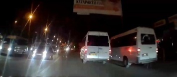 Водители николаевских маршруток едва не столкнулись в гонке за пассажиром, - ВИДЕО