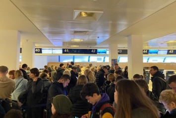 Европейский лоукостер отменил рейсы в Киев, пассажиры на двое суток застряли в аэропорту
