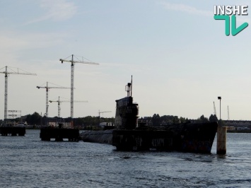 Ничто не вечно: подводную лодку, которая стояла на приколе в гавани Амстердама, увозят на утилизацию (ВИДЕО)