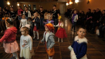 Бердянский танцевальный ансамбль «Солнышко» продлил детям новогоднее настроение