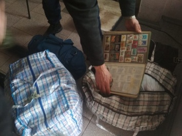 На Луганщине мужчина пытался перевезти в РФ коллекцию марок