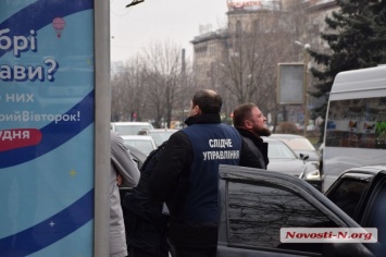 В центре Николаева большая группа полицейских задержала мужчину (ФОТО)