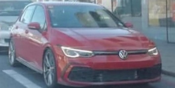 «Заряженный» VW Golf восьмого поколения поймали без камуфляжа