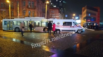 Пьяная драка в центре Днепра: троллейбус залили кровью