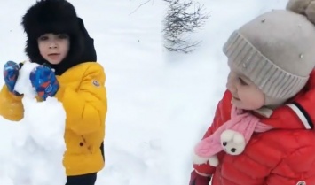«Зимняя сказка!»: Максим Галкин показал вечернюю прогулку с детьми