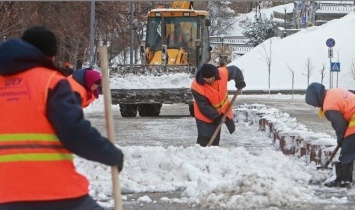 Сеть смеется над коммунальщиками, зачищающими Киев от воображаемого снега (фото)
