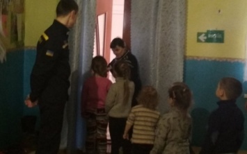 В Нижнесерогозском районе спасатели проверили противопожарную безопасность в детском саду