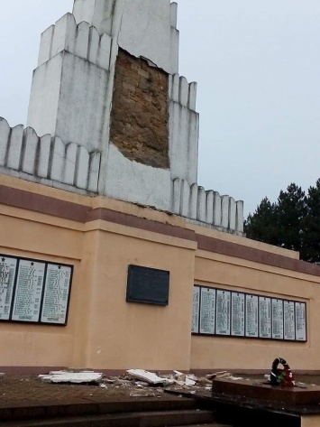 На Николаевщине обрушился фасад памятника погибшим во II мировой