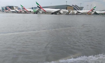 На Дубай обрушился мощный циклон: город ушел под воду, сотни людей оказались в плену стихии (видео)