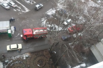 Хаотично пытался потушить огонь: в Харькове пожарные спасли мужчину из горящей квартиры, - ФОТО