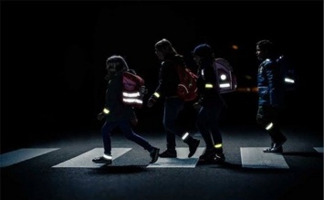Новые ПДД для пешеходов: украинцев обяжут носить светоотражающую одежду