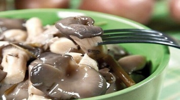 В Мариуполе двое людей отравились консервированными грибами