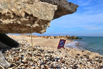 В Бердянске море продолжает подмывать стоянку на Косе