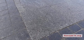 Плитка на Серой площади в Николаеве треснула из-за установки аттракционов