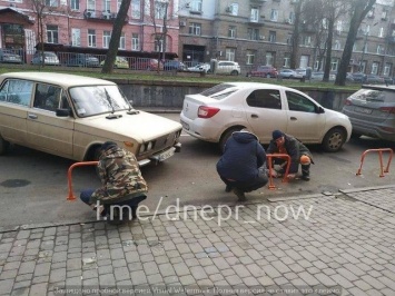 На Гоголя в Днепре демонтируют новые антипарковочные приспособления, - ФОТО