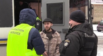 В Киеве копы выявили группу нелегалов и показали фото их задержания