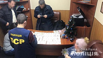 На Харьковщине полиция поймала на звятке 128 тыс. грн двух чиновников из Мерефы (фото)