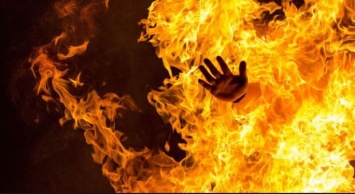 В центре Днепра загорелся человек: запись с камер видеонаблюдения