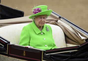 Королева намерена поддержать решение внука и его супруги
