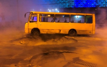 Потоп в Киеве: под асфальт провалилась маршрутка