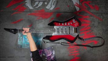Ветераны CD Projekt получат в подарок гитару с автографом Киану Ривза