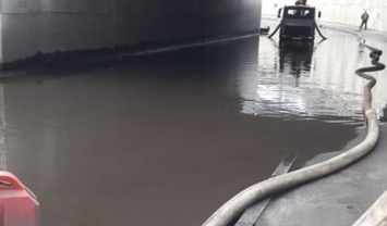 Потоп в Киеве: залило автомобильный тоннель