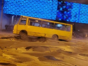 Прорыв трубы у Ocean Plaza. В КГГА заявили, что власти Киева компенсируют ущерб водителям, чьи авто были повреждены