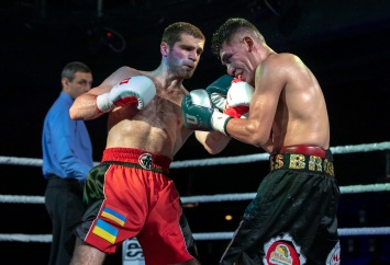 Украинский боксер подерется с россиянином за вакантный пояс WBO