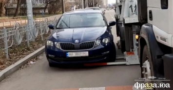 В Киеве появились турецкие эвакуаторы необычной конструкции