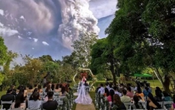 Пара поженилась во время извержения вулкана (фото)