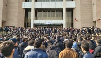 В Иране продолжаются протесты студентов из-за сбитого самолета МАУ