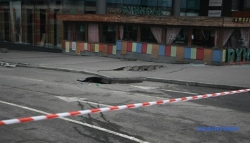 Прорыв трубы возле Ocean Plaza: движение по улице Антоновича возобновят 15 января
