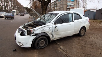 В Днепре на Криворожской столкнулись Nissan и Chevrolet: автомобили "разлетелись" по дороге