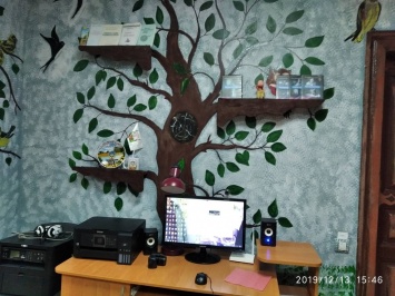 На Луганщине читательница украсила стены сельской библиотеки рисунками. ФОТО