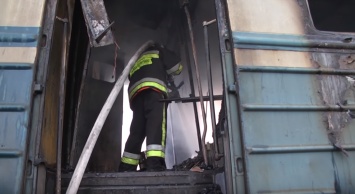 Люди оказались в огненной ловушке "Укрзализныци": переполненный поезд загорелся на ходу. Видео