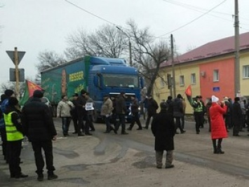 Под Луганском протестующие против нового Трудового кодекса перекрыли дорогу