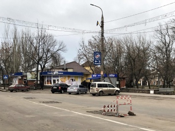 В центре Бердянска на дороге разрушилась ливневка