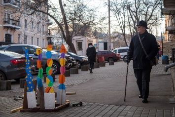 Одесский художник креативно обратил внимание на ямы в центре города: инсталляцию сломали сотрудники ЖКС