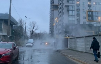 Еще один прорыв трубы с горячей водой в Киеве на Шулявке