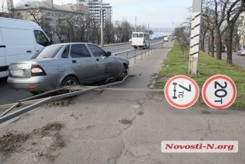 Сбитый дорожный знак и не заметивший аварию водитель: все ДТП вторника в Николаеве