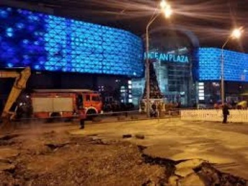 Все повреждения возле ТРЦ Ocean Plaza обещают ликвидировать до завтра