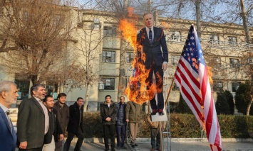 В Иране сожгли портрет посла Великобритании и объявили персоной нон грата: видео