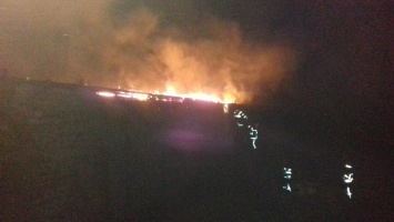 В Новоайдарском районе спасатели два часа боролись с огнем на складе агрохолдинга