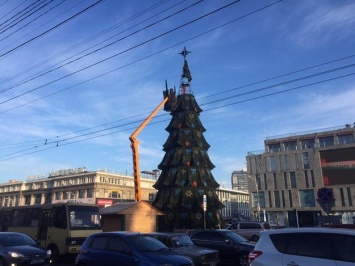 Вот и сказочке конец: на площади Героев Майдана ликвидируют остатки новогоднего настроения