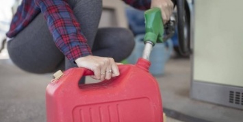 Украинским АЗС разрешили отпускать бензин в пластиковые канистры