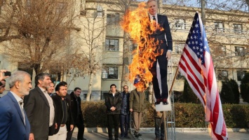 В Иране сожгли изображение посла Британии