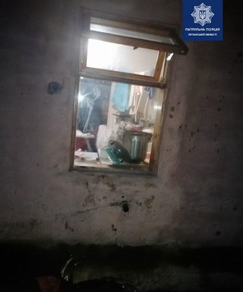 Переел оливье: в Луганской области вор застрял в окне ограбленной квартиры