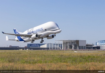 Airbus начал перевозить грузы на новом самолете BelugaXL