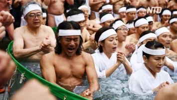 Более 100 японцев приняли ледяную ванну под открытым небом для очищения души (видео)